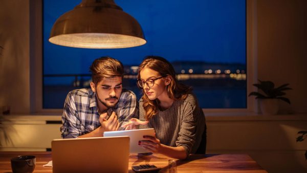 couple-using-tablet